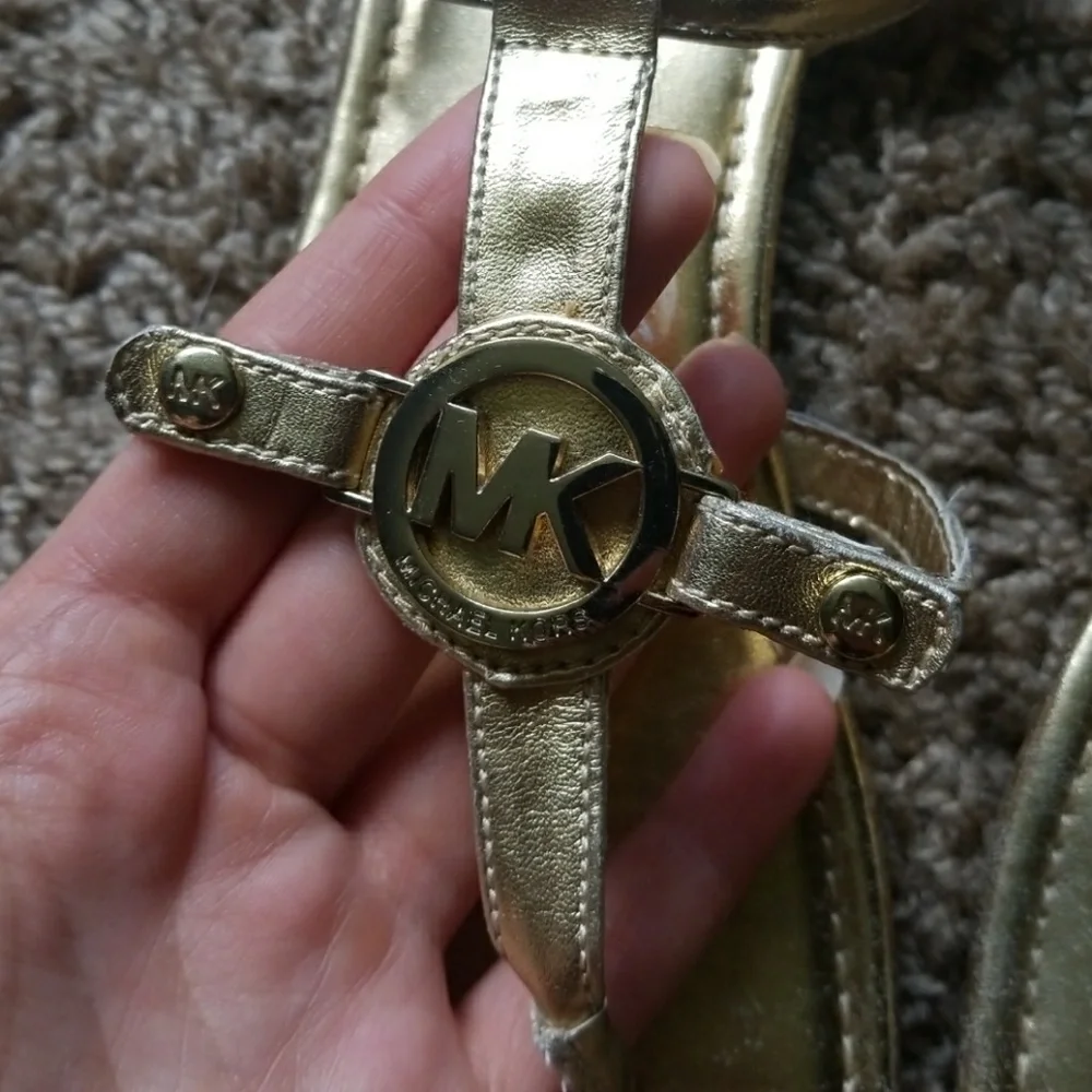 MICHAEL KORS gold flat T-Strap Sandals